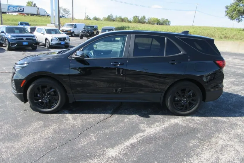 2023 Chevrolet Equinox LS photo 1