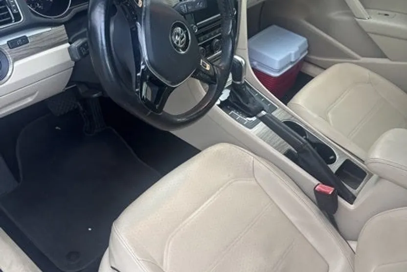 2018 Volkswagen Passat 2.0T SE photo 1