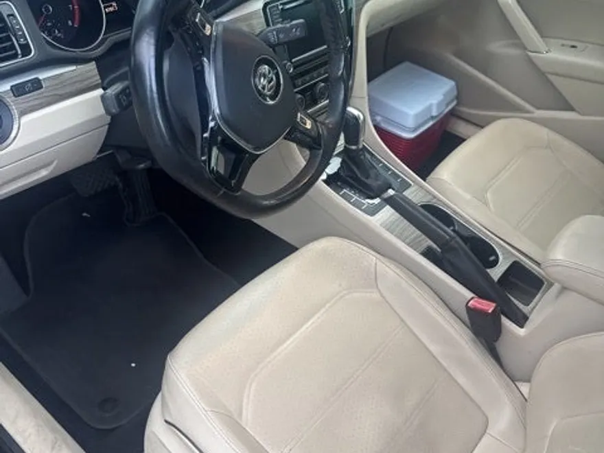 2018 Volkswagen Passat 2.0T SE photo 1