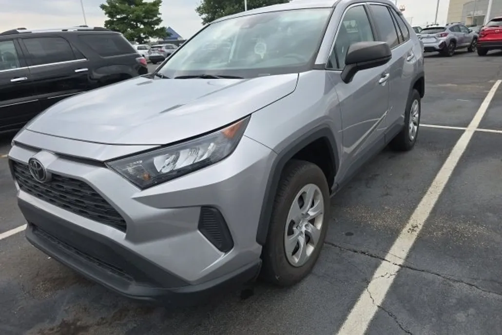2022 Toyota RAV4 LE photo 1