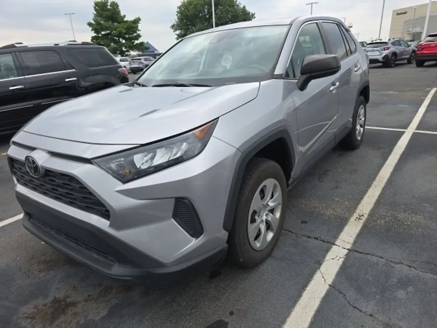 2022 Toyota RAV4 LE photo 1