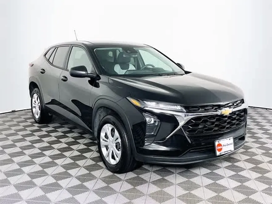 2025 Chevrolet Trax LS photo 1