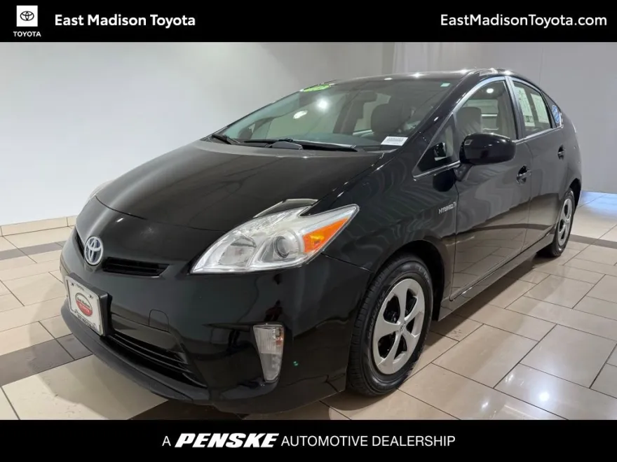2013 Toyota Prius Three photo 1