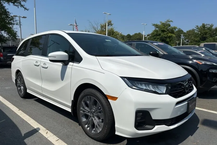 2026 Honda Odyssey Touring photo 1