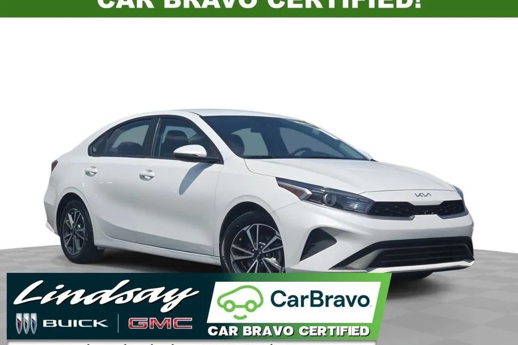 2023 Kia Forte LXS photo 1