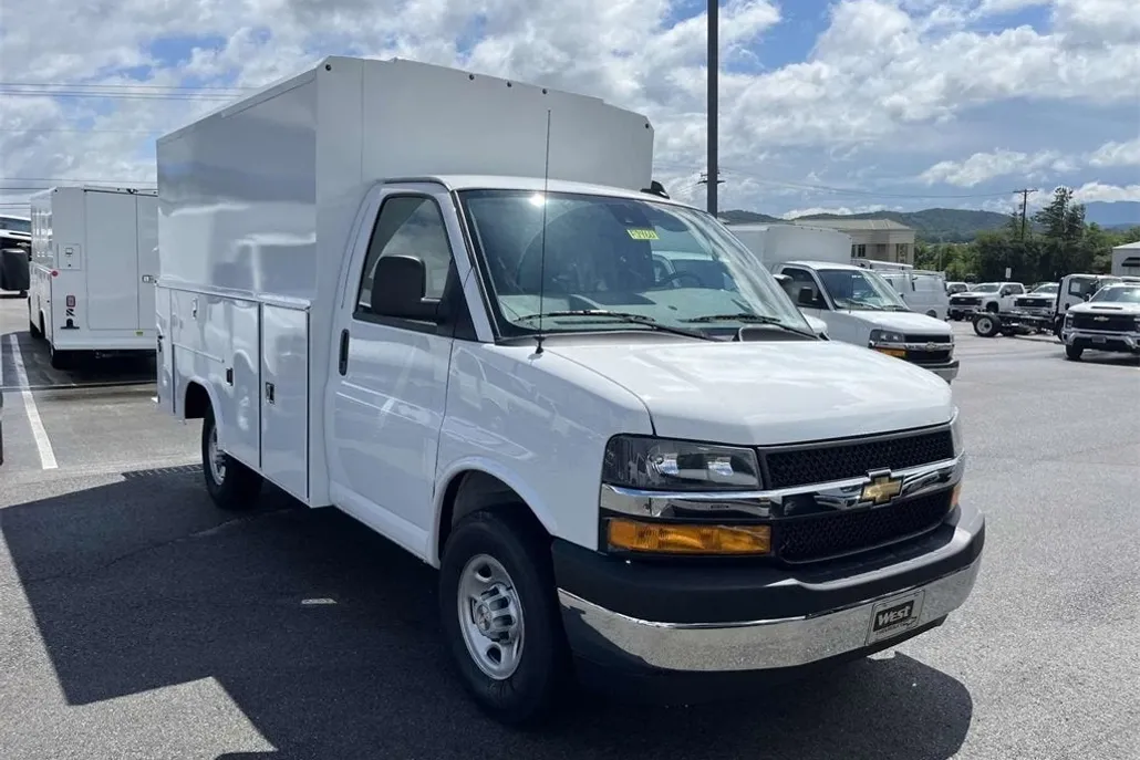2025 Chevrolet Express Cutaway 3500 photo 1
