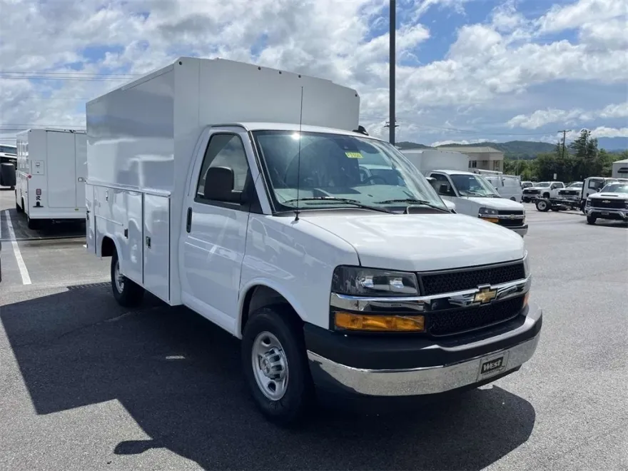 2025 Chevrolet Express Cutaway 3500 photo 1