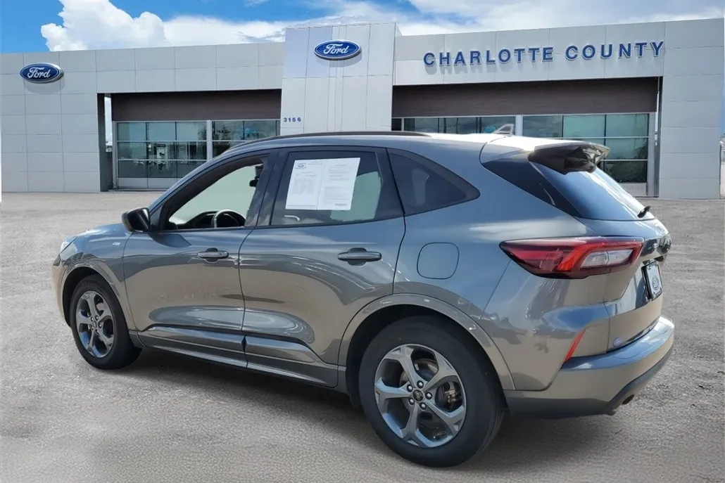 2023 Ford Escape ST-Line photo 1