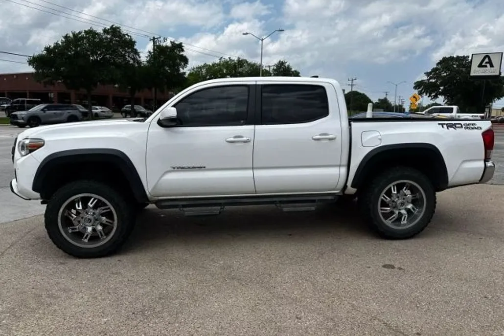 2017 Toyota Tacoma Double Cab TRD Off-Road photo 1