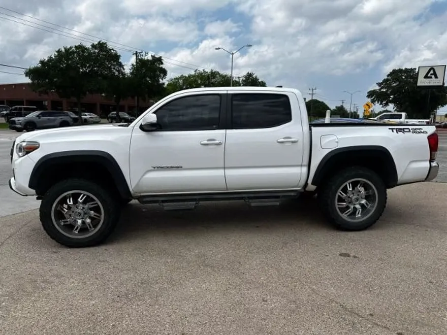 2017 Toyota Tacoma Double Cab TRD Off-Road photo 1