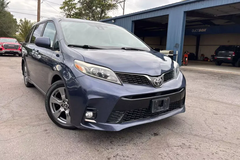 2018 Toyota Sienna SE Premium photo 1