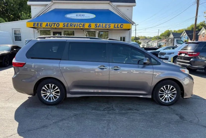 2019 Toyota Sienna Limited photo 1