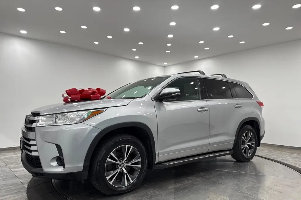 2018 Toyota Highlander LE photo 1