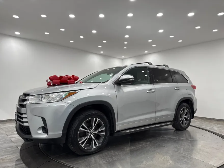 2018 Toyota Highlander LE photo 1