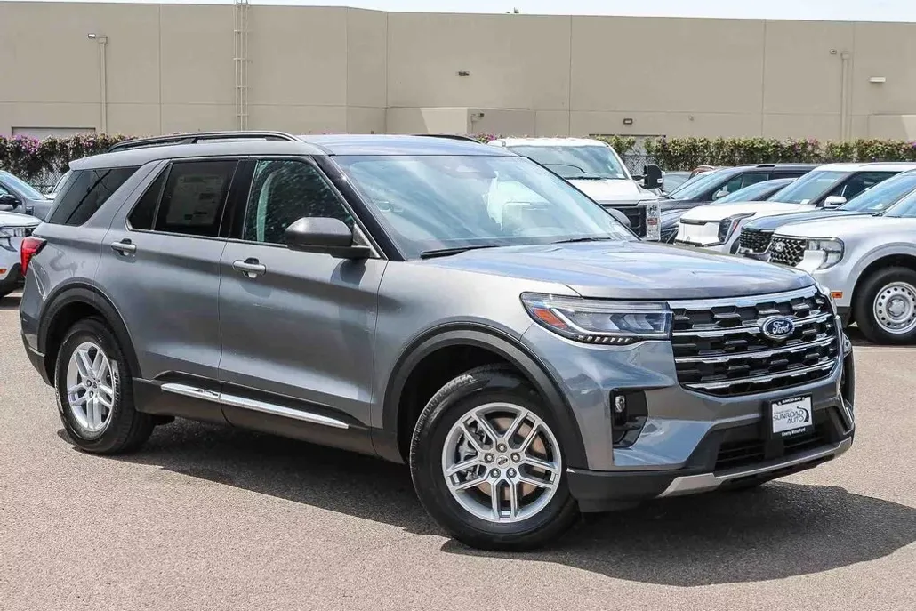 2025 Ford Explorer photo 1