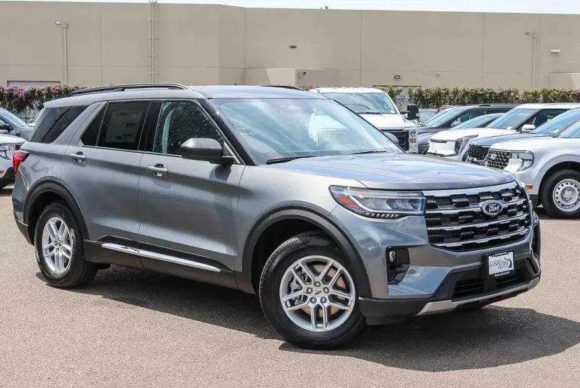 2025 Ford Explorer photo 1