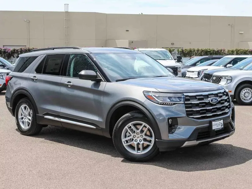 2025 Ford Explorer photo 1