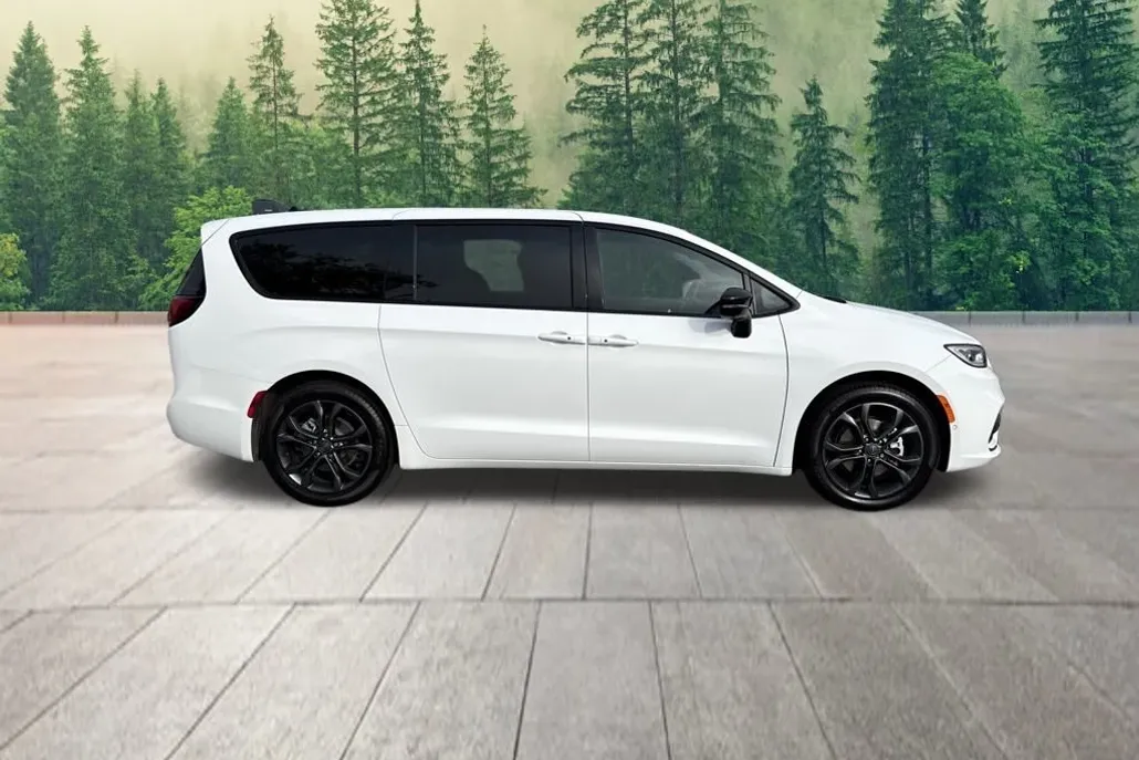 2026 Chrysler Pacifica photo 1