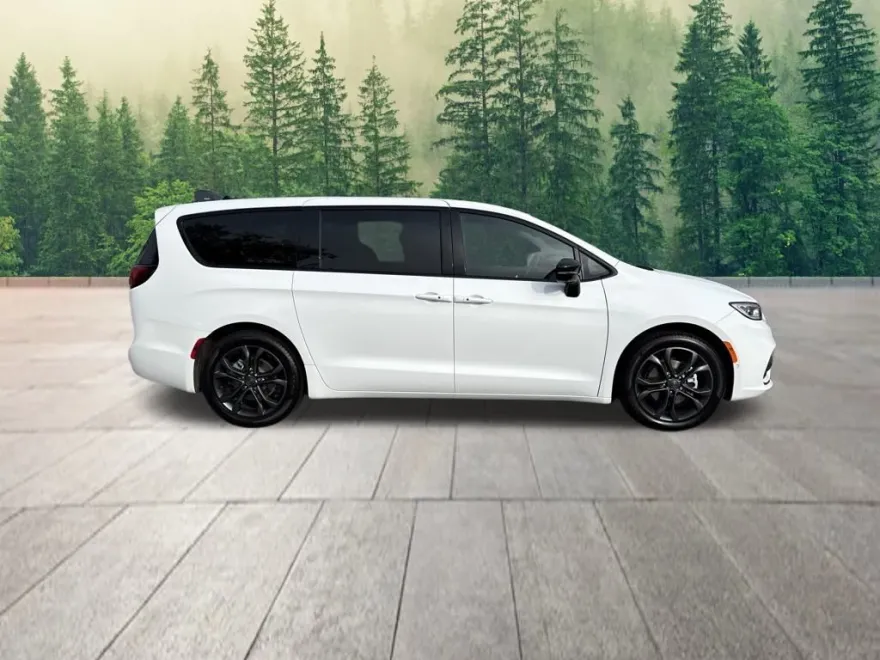2026 Chrysler Pacifica photo 1