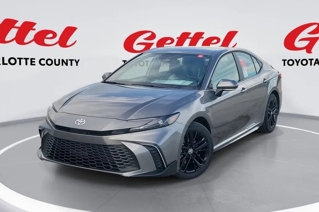 2025 Toyota Camry SE photo 1