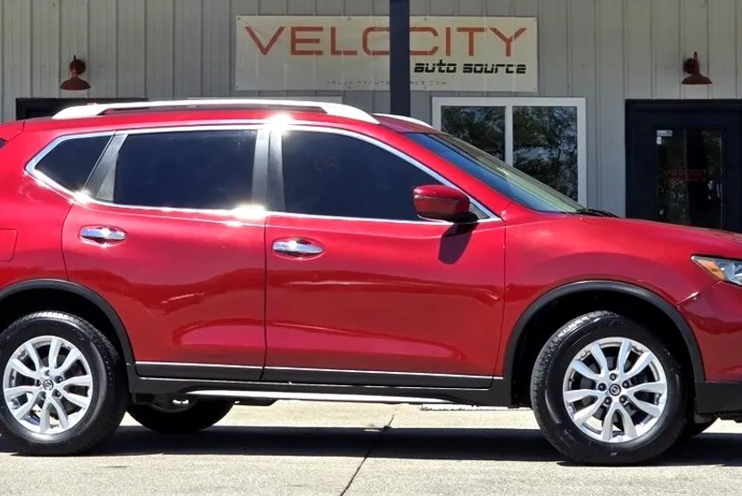 2017 Nissan Rogue SV photo 1