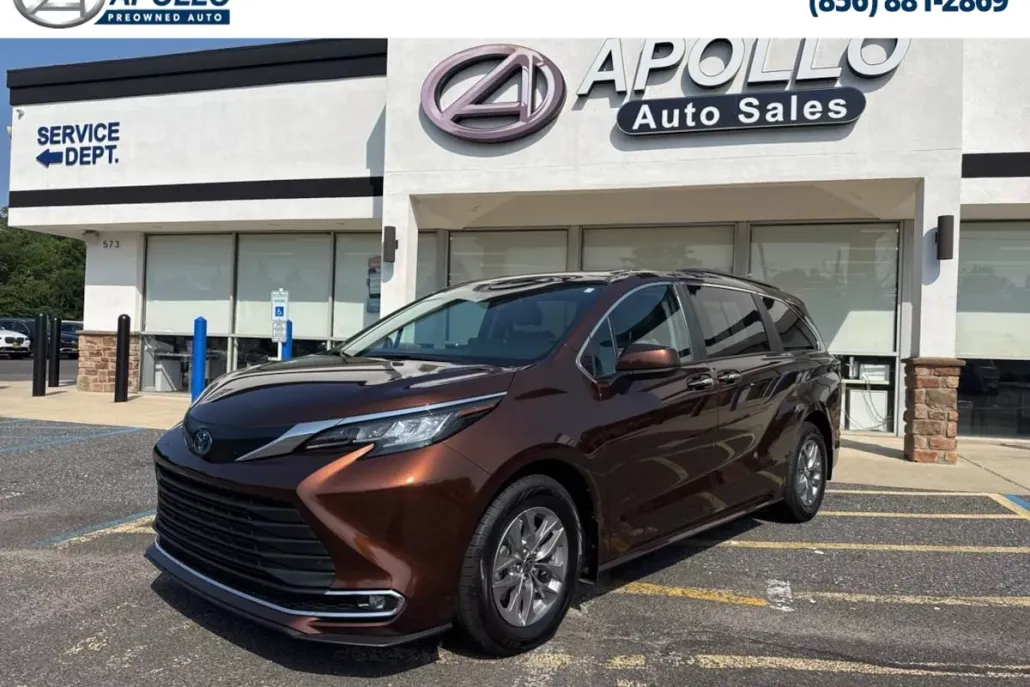 2023 Toyota Sienna XLE photo 1