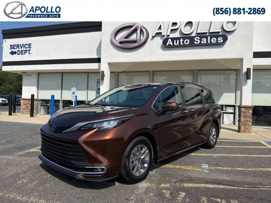 2023 Toyota Sienna XLE photo 1