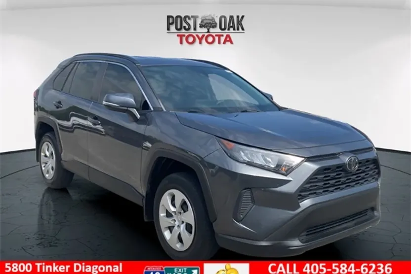 2021 Toyota RAV4 LE photo 1