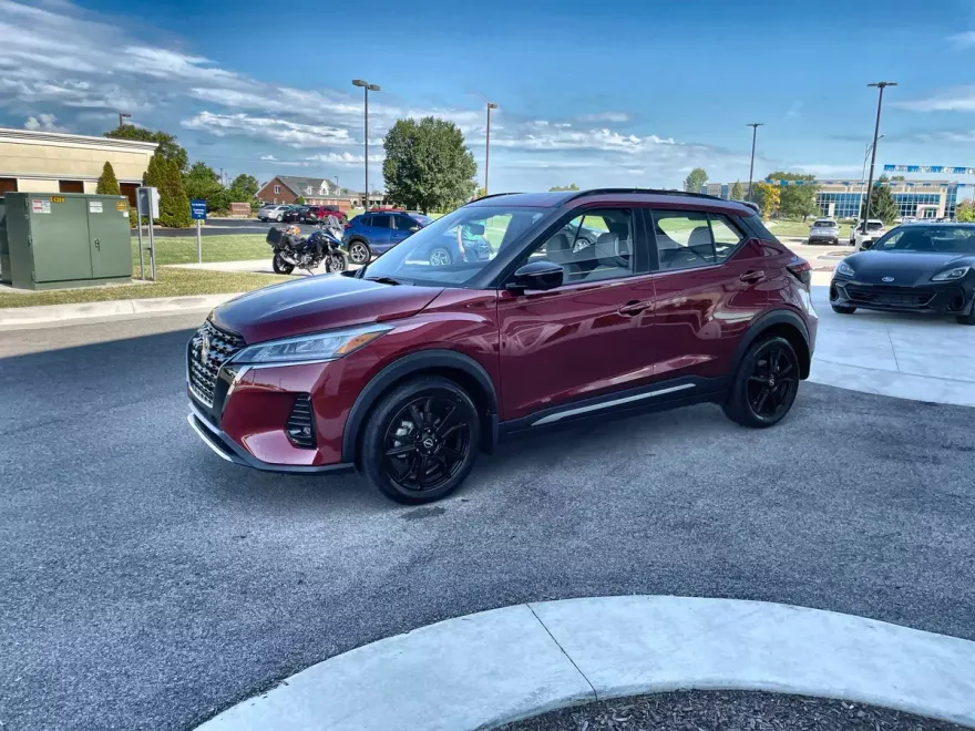 2024 Nissan Kicks SR photo 1