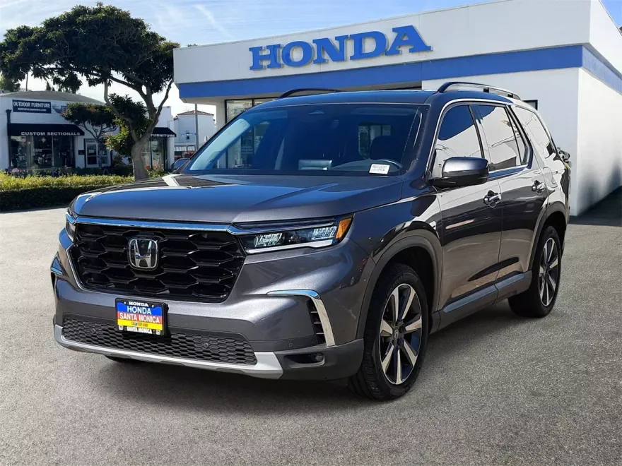 2023 Honda Pilot Touring photo 1