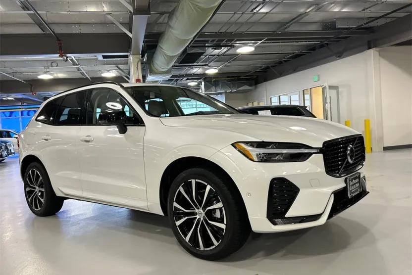 2025 Volvo XC60 B5 Plus photo 1