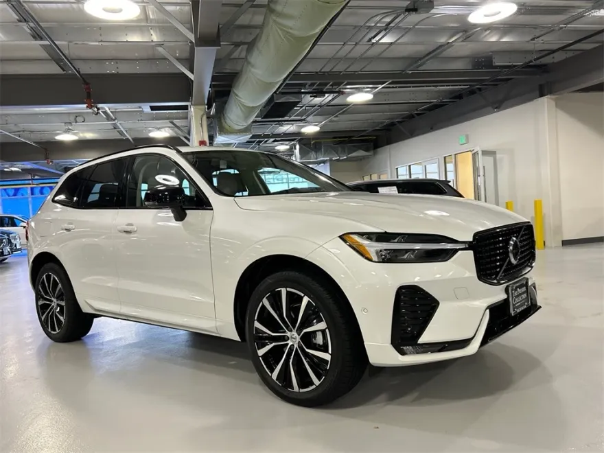 2025 Volvo XC60 B5 Plus photo 1