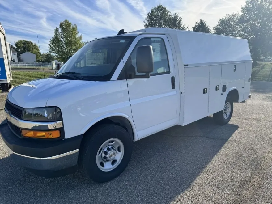 2025 Chevrolet Express Cutaway Van photo 1