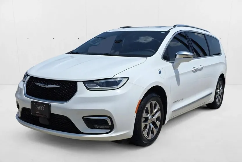 2024 Chrysler Pacifica Hybrid Pinnacle photo 1
