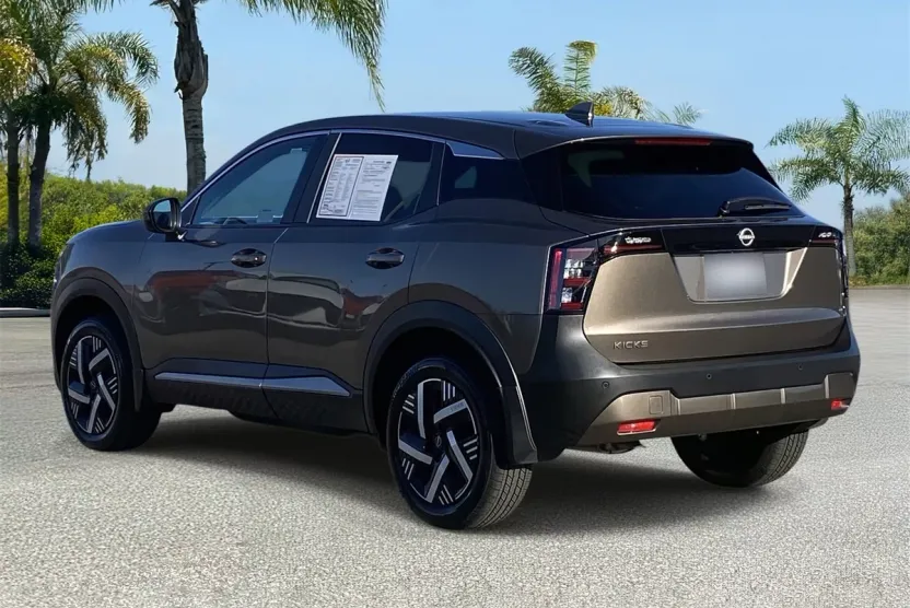 2025 Nissan Kicks SV photo 1