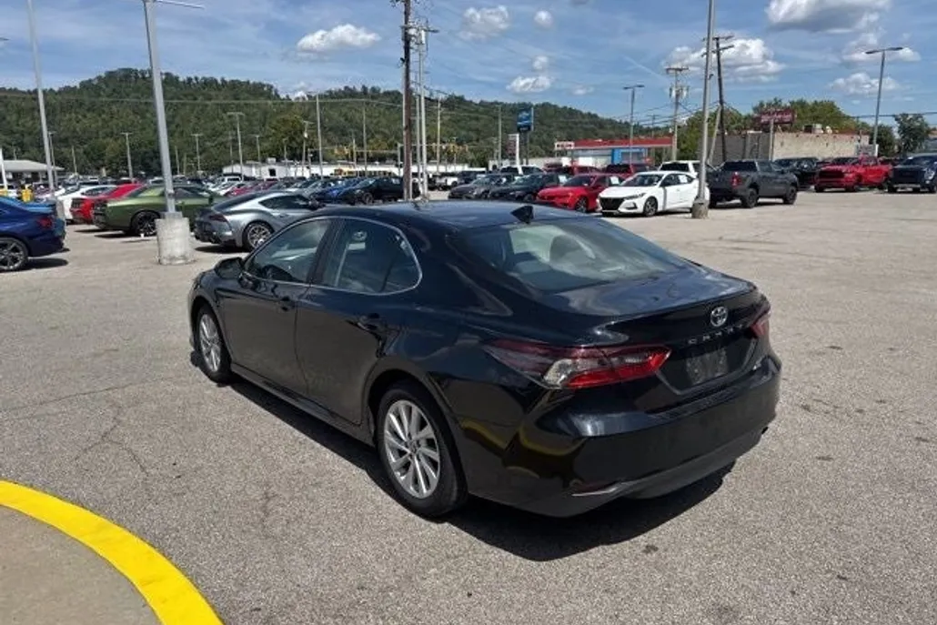 2023 Toyota Camry LE photo 1