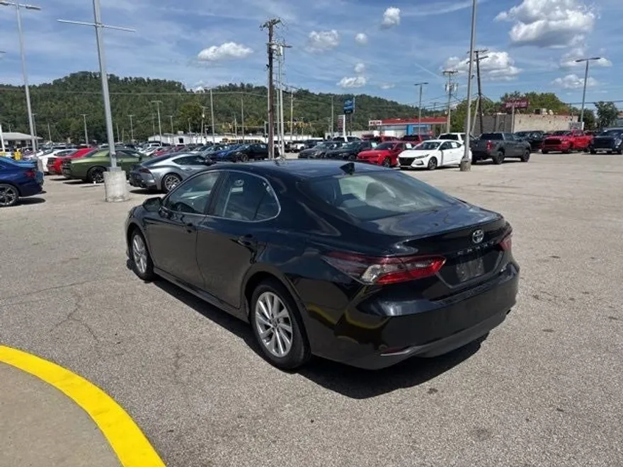 2023 Toyota Camry LE photo 1