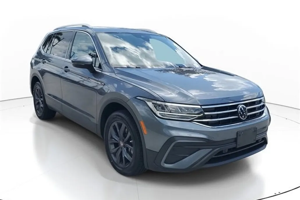 2023 Volkswagen Tiguan SE photo 1