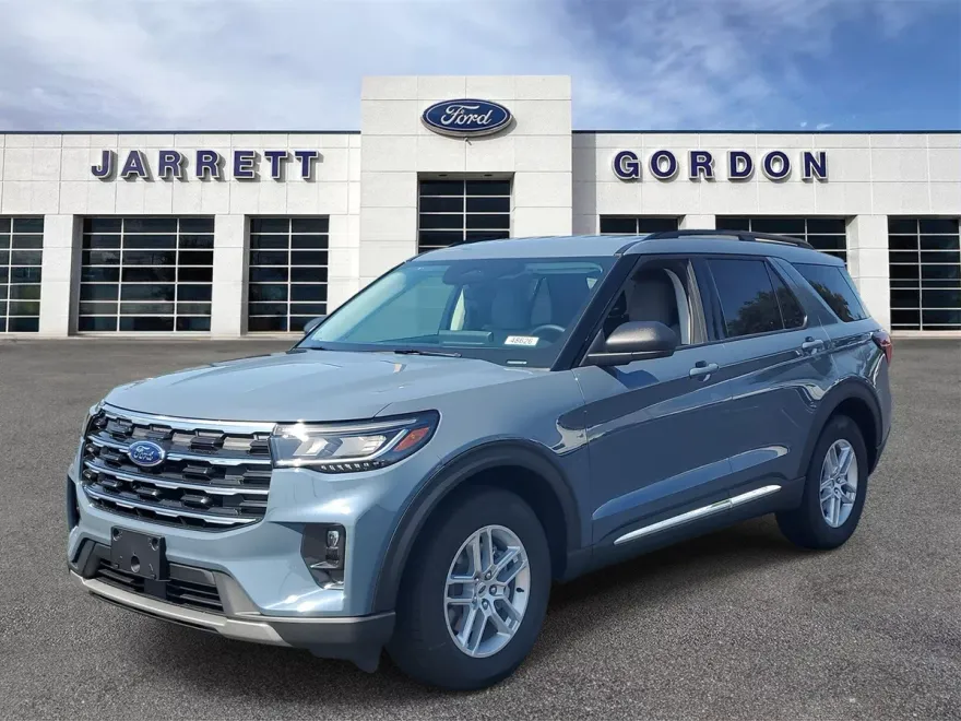 2025 Ford Explorer photo 1