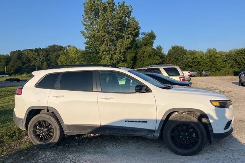 2023 Jeep Cherokee Altitude photo 1
