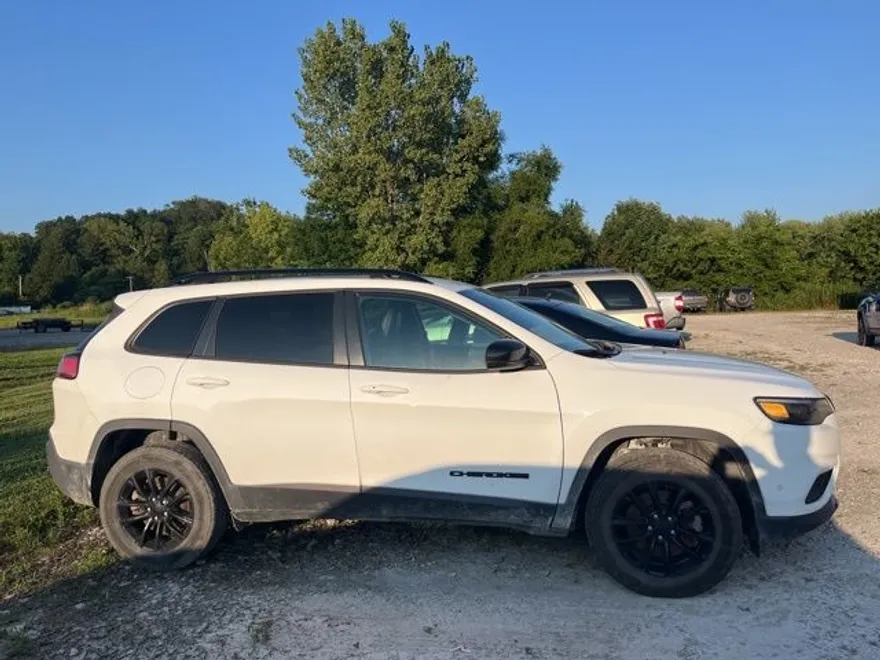 2023 Jeep Cherokee Altitude photo 1