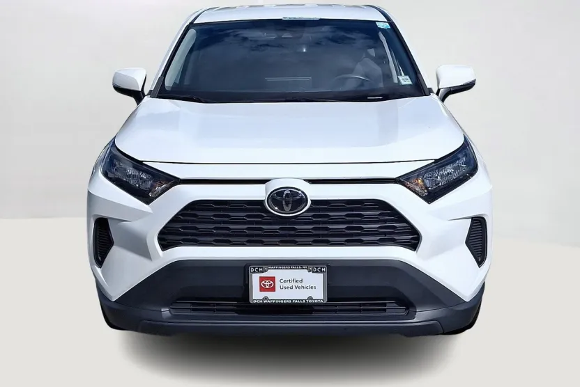 2022 Toyota RAV4 LE photo 1