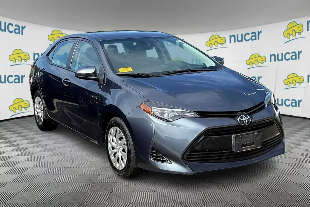 2017 Toyota Corolla LE photo 1