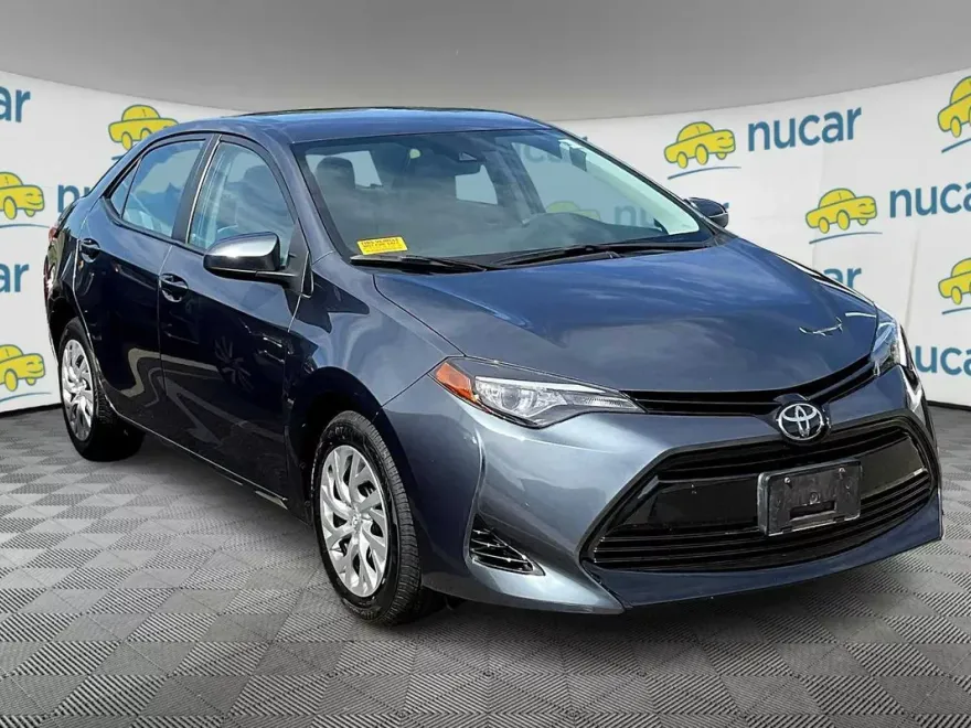 2017 Toyota Corolla LE photo 1