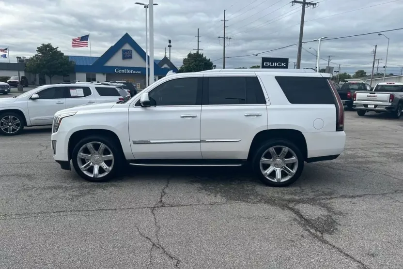 2016 Cadillac Escalade Luxury photo 1