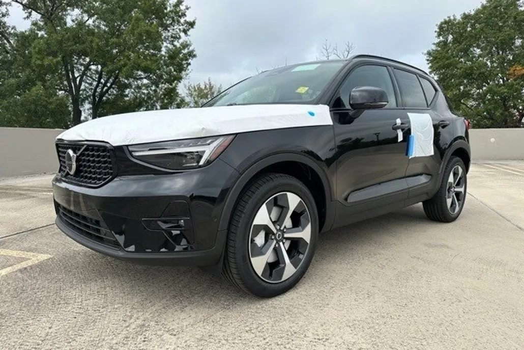 2026 Volvo XC40 Plus photo 1