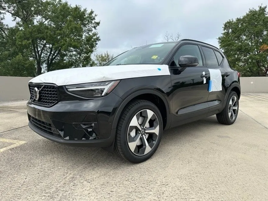 2026 Volvo XC40 Plus photo 1