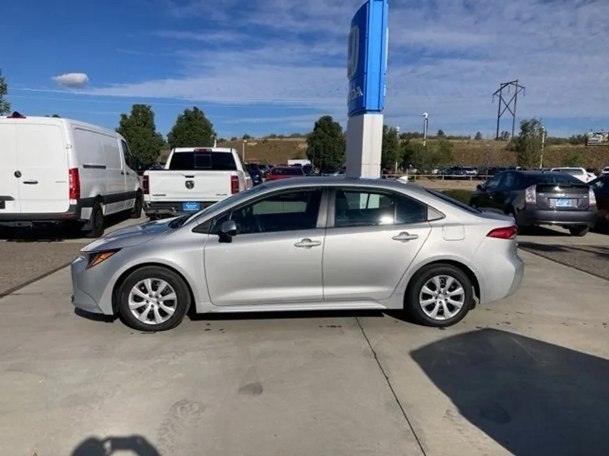 2025 Toyota Corolla LE photo 1