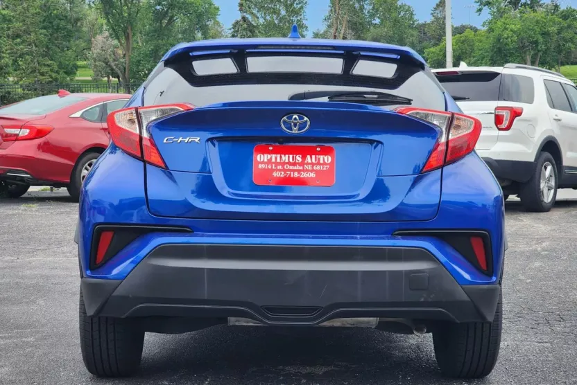 2019 Toyota C-HR LE photo 1