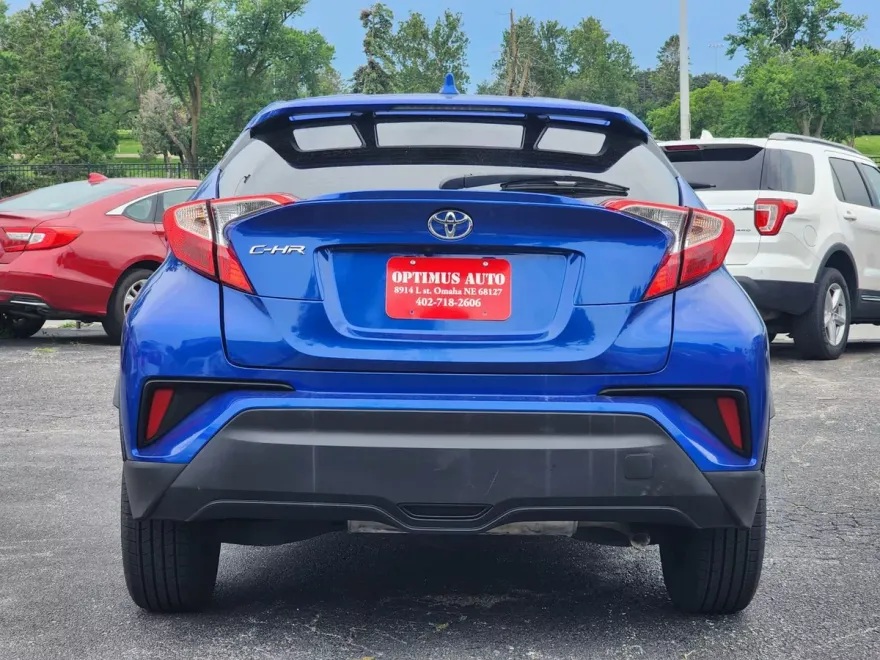 2019 Toyota C-HR LE photo 1